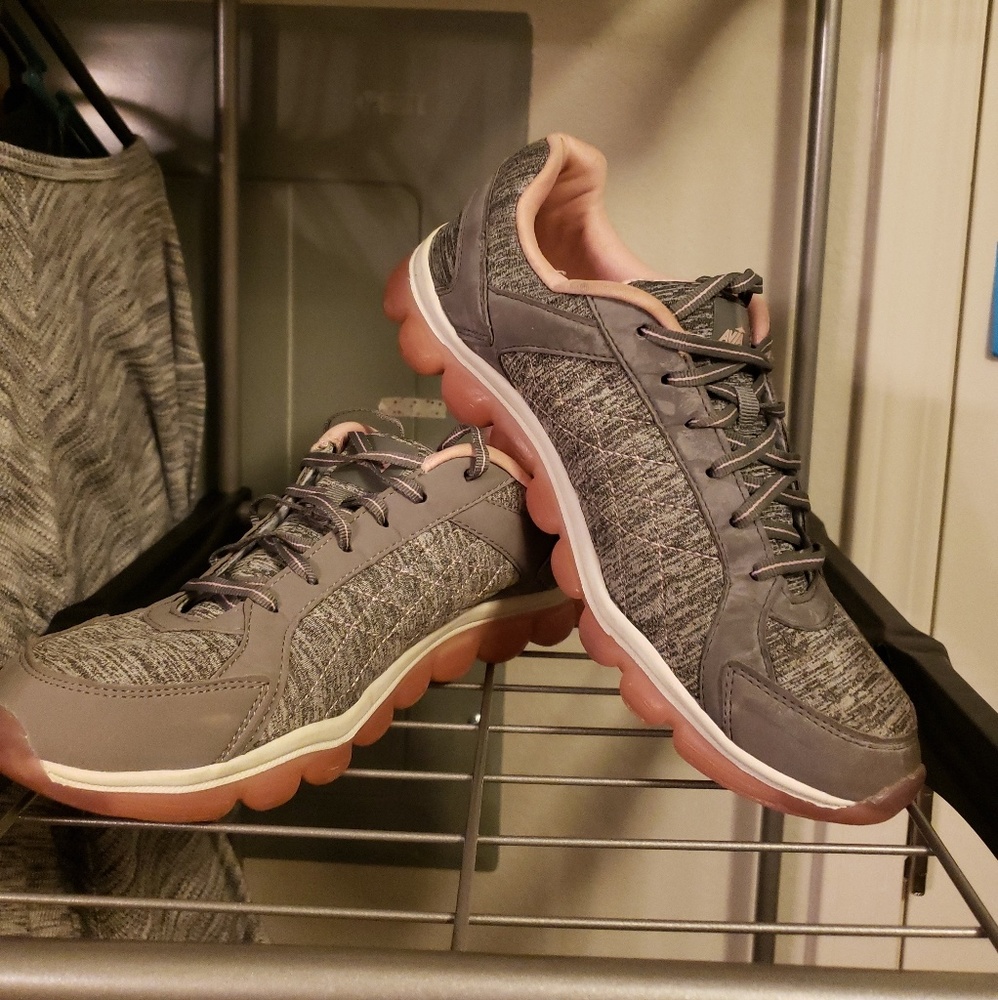 Womens tennis shoes